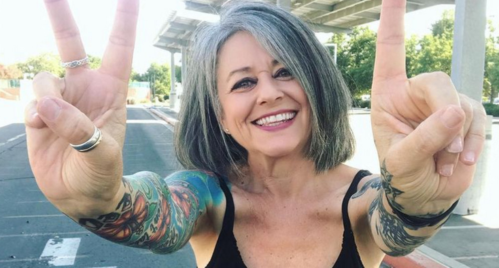 La critican por vestir "como joven" pero su respuesta los deja callados