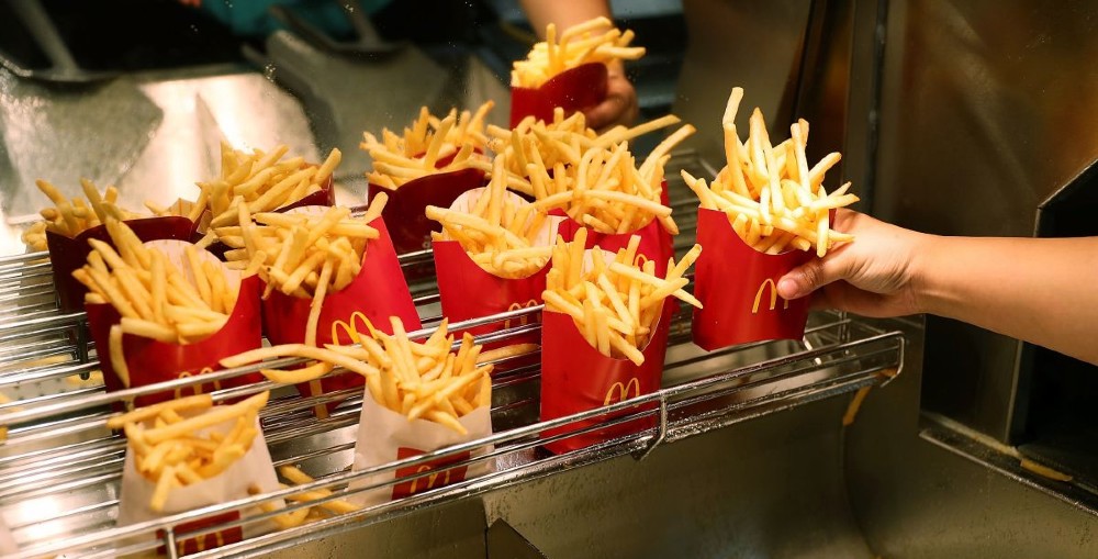Empleados de McDonald’s muestran el “engaño” en el tamaño de las papas