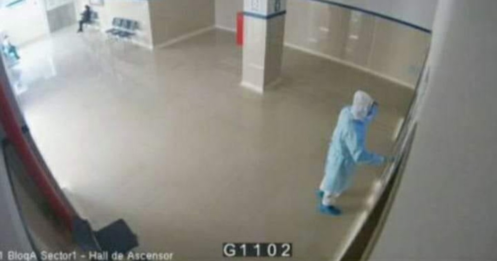 Se viste como médico para ver a su papá con COVID-19 y lo encuentra muerto