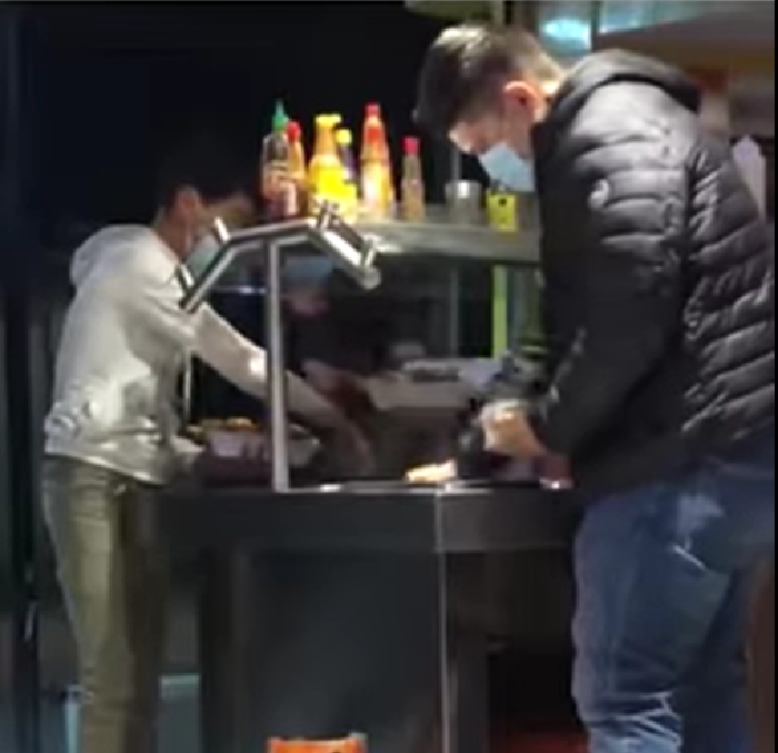 Lo llaman 'Lord Tupper' por llevarse las guarniciones de un restaurante