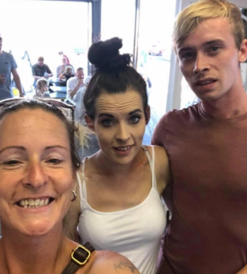 Mujer se escapa con el novio de su hija mientras ella daba a luz