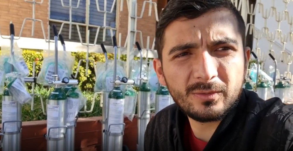 Youtuber rifa sus autos para comprar tanques de oxígeno y prestarlos