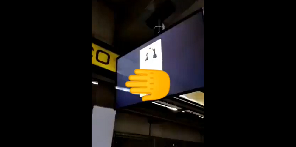 Proyectan una película para adultos en pantalla del Metro