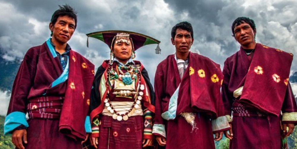 Mujer se casa con tres hermanos y los pone a trabajar para que la mantengan