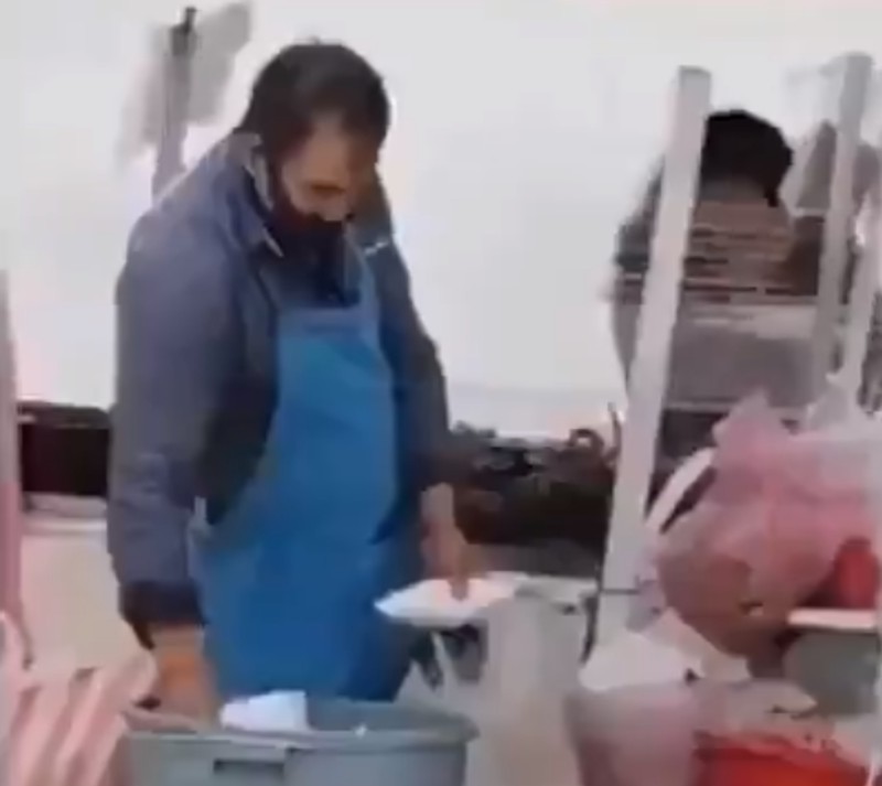 Taqueros sacan platos desechables de la basura y los reutilizan