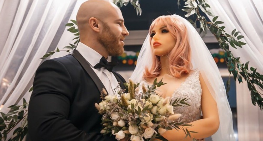 Influencer se "divorcia" de muñeca inflable por una infidelidad