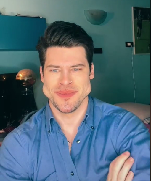 Modelo muestra su transformación tras años de ejercicios de mandíbula