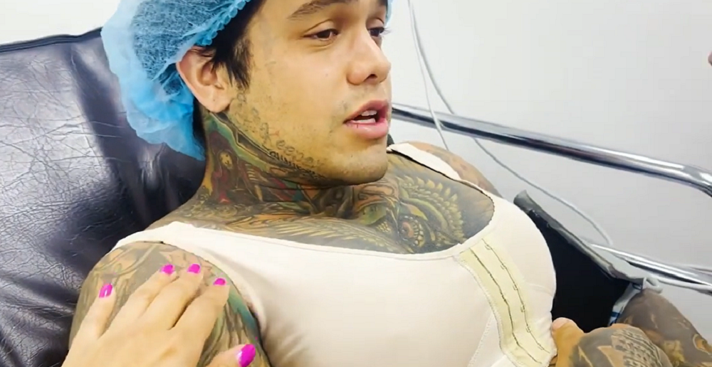 Influencers se ponen implantes de senos por un reto de Instagram