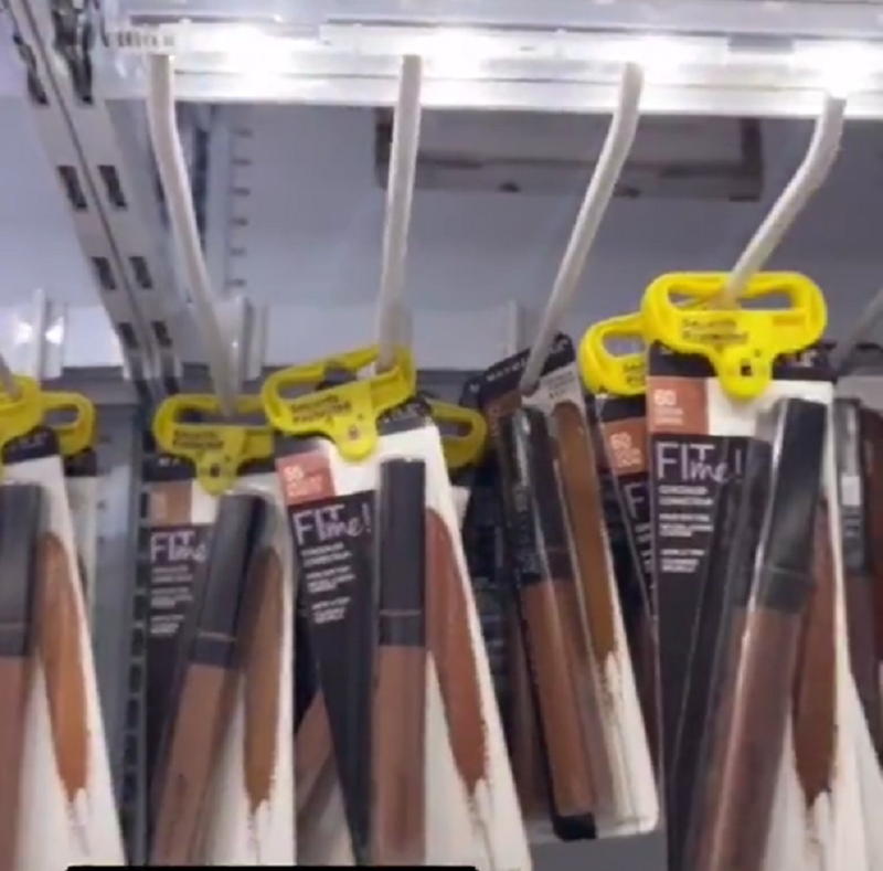 Acusan a Walmart de racismo por poner alarmas al maquillaje en tonos oscuros