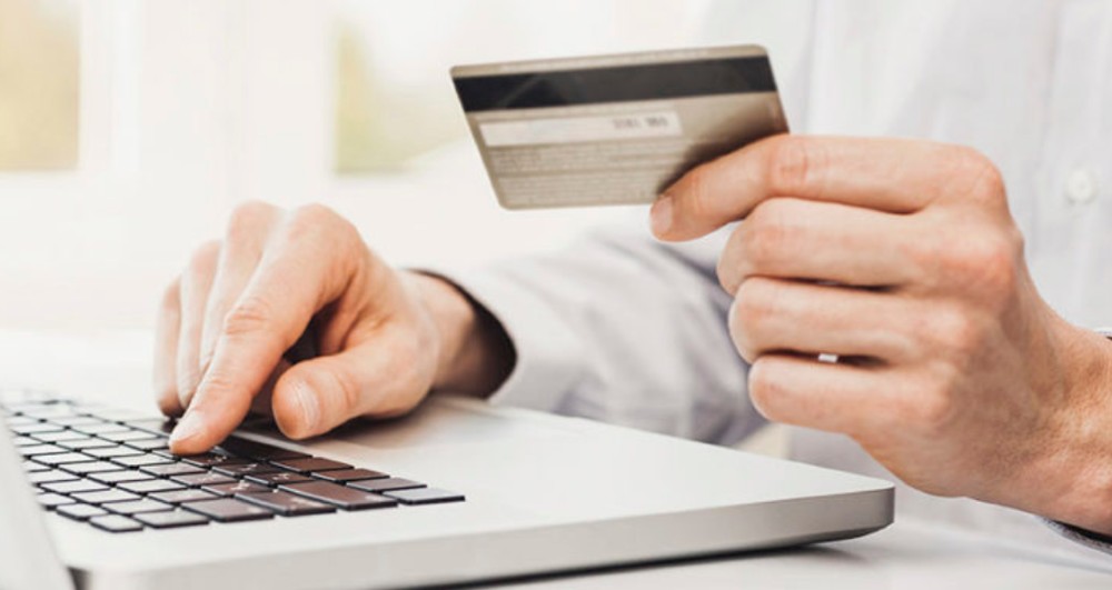 Le deposita dinero a su ex para pedirle que lo desbloqueé de redes