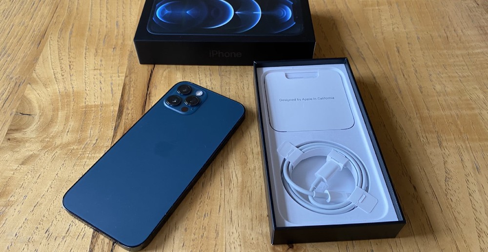 Multan a Apple por no incluir cargador en su iPhone 12