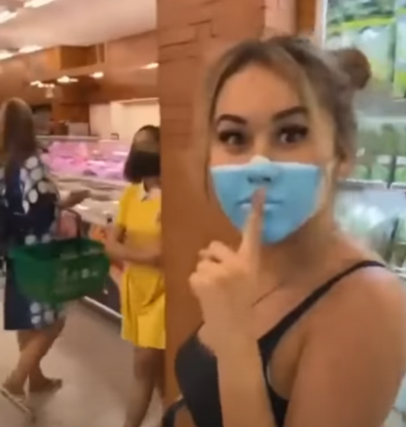 Influencers se pintan cubrebocas para entrar al súper; podrían ser deportados