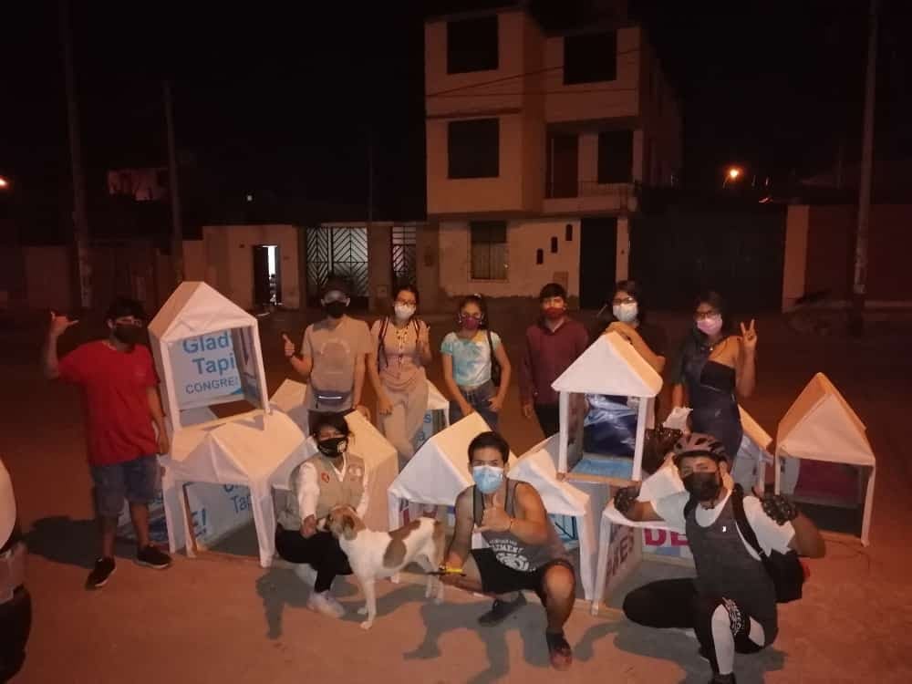 Jóvenes hacen casas para perritos de la calle con propaganda electoral