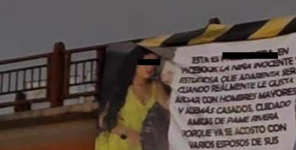 Mujer exhibe a la amante de su esposo con mega manta en un puente
