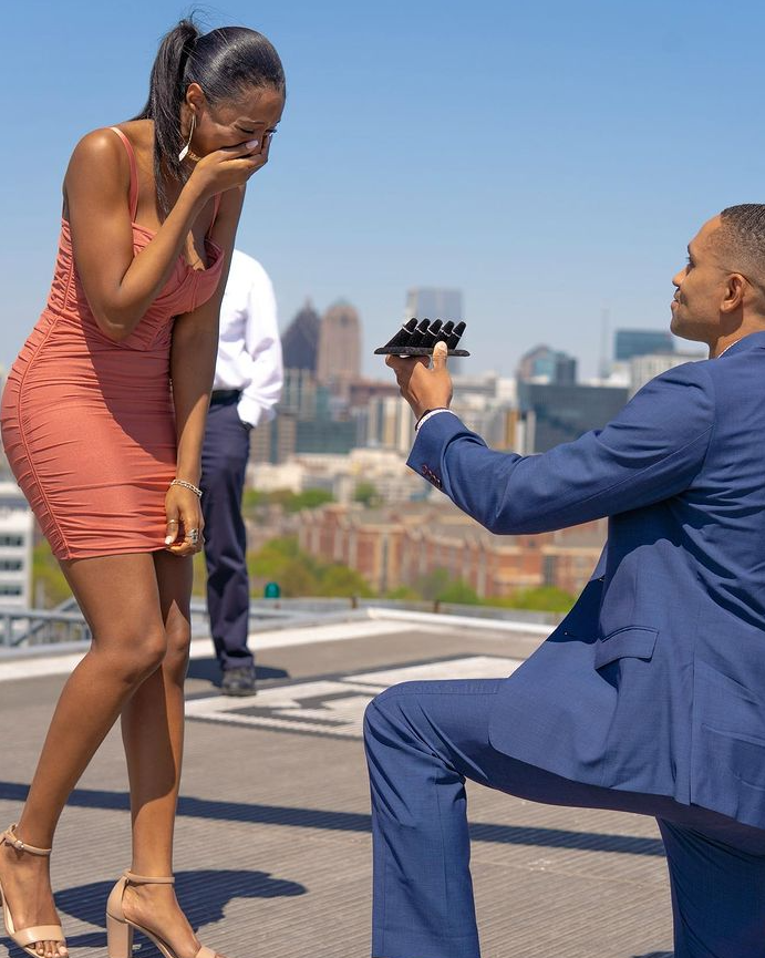 Mujer presume que su novio le pidió matrimonio con cinco anillos