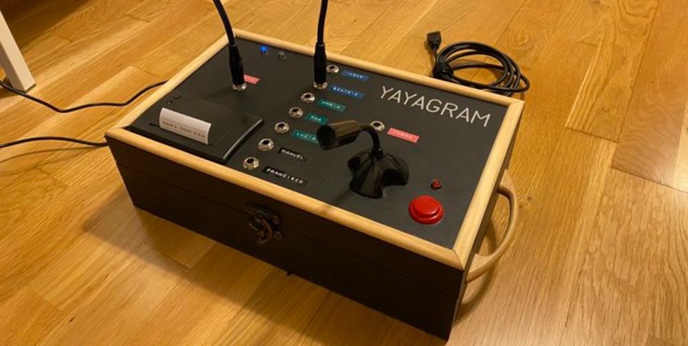 Ingeniero crea el 'Yayagram' para que su abuelita les mande mensajes