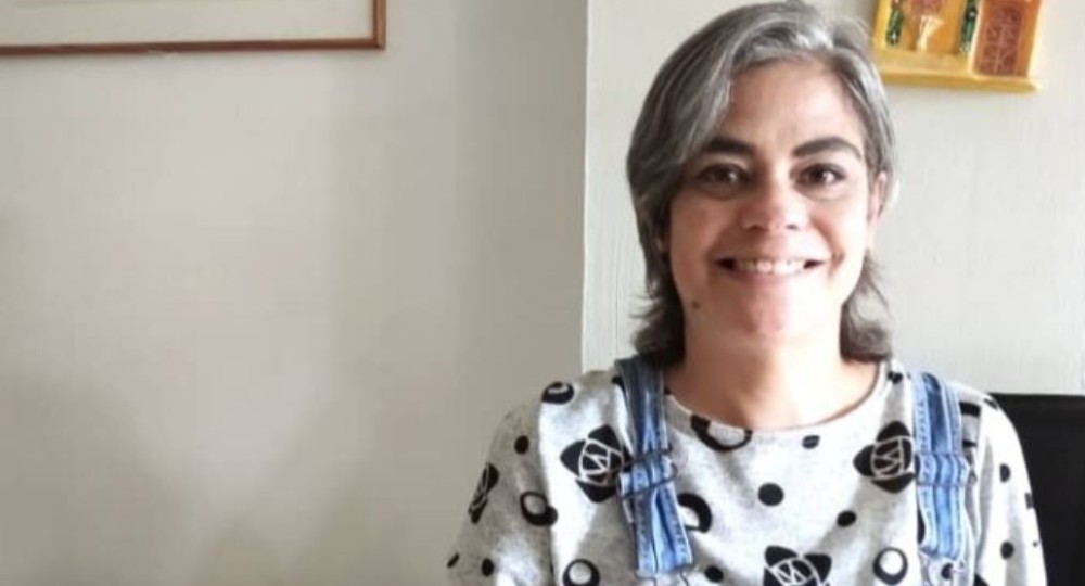 Maestra ofrece clases online para pagar su tratamiento contra el cáncer