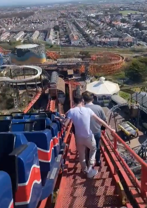 Usuarios quedan atrapados en montaña rusa y tienen que bajar a pie