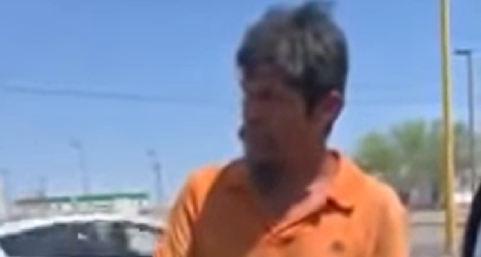 Le ofrece 'chamba' a hombre que pide dinero en la calle y lo rechaza