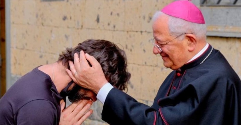 En plena misa, sacerdote anuncia que se enamoró y deja la Iglesia