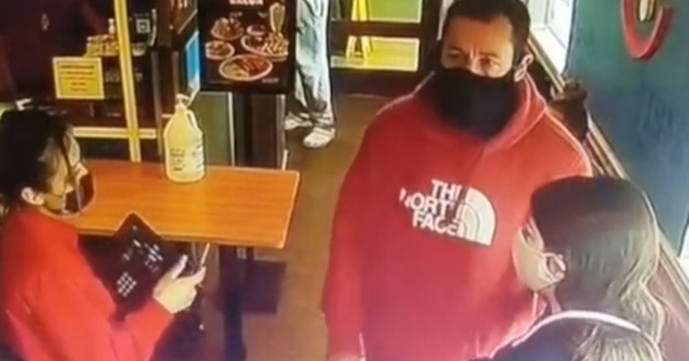 Empleada le niega mesa a Adam Sandler; no lo reconoció por el cubrebocas