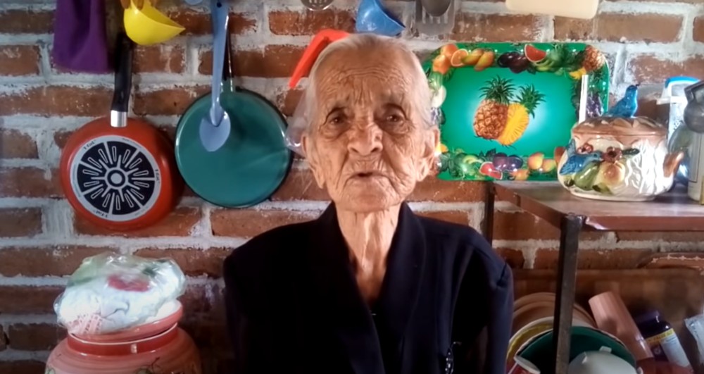 Abuelita pide que vean sus videos en YouTube para vivir de eso