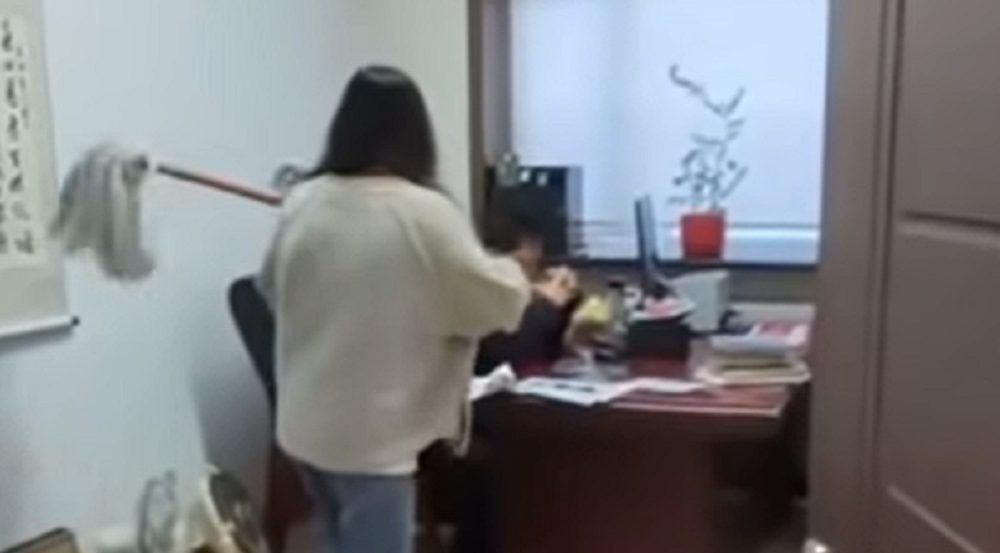 Mujer golpea a su jefe con un trapeador por acosarla