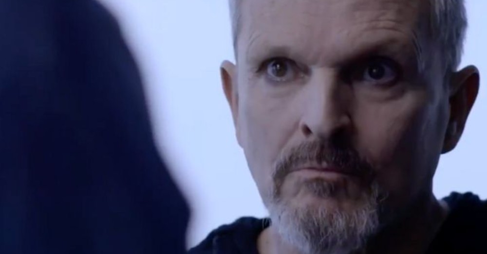 Miguel Bosé exige a reportero quitarse el cubrebocas en entrevista