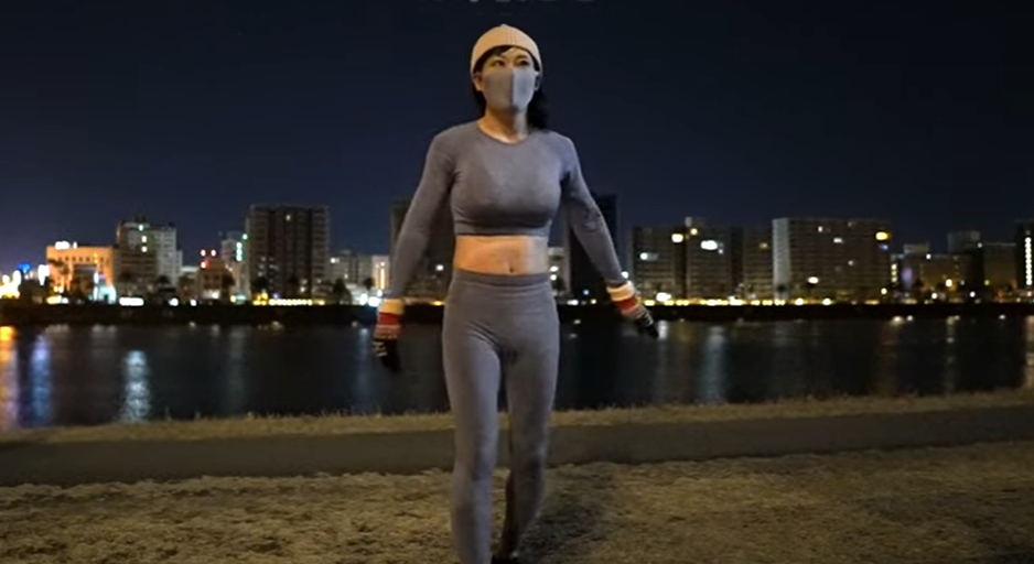 Hombre finge ser una mujer fitness en YouTube para ganar dinero