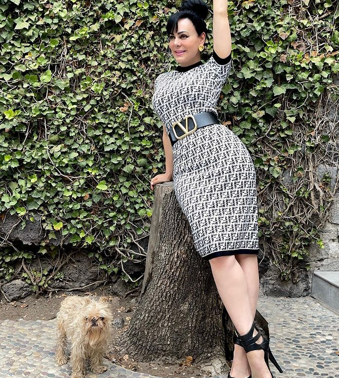 Le llueven críticas a Maribel Guardia por no bañar a su perro
