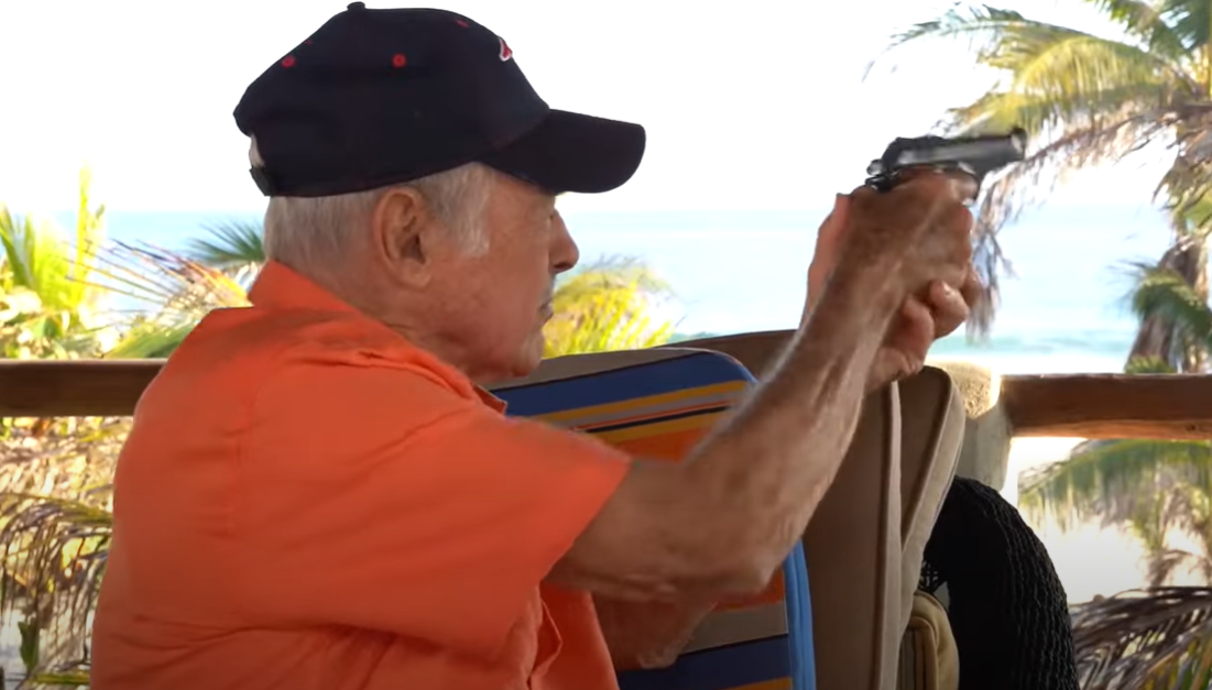 Andrés García dispara un arma en plena entrevista con Yordi Rosado