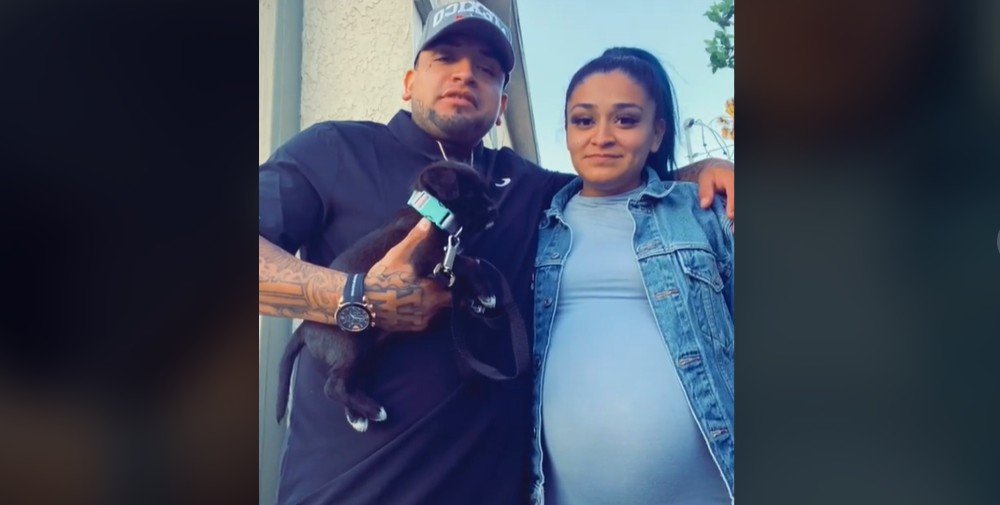 Pareja se viraliza por invitación masiva a Baby Shower con carnitas y banda