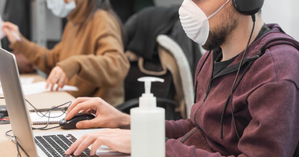 Le tose a sus compañeros de trabajo y causa 22 contagios de COVID-19