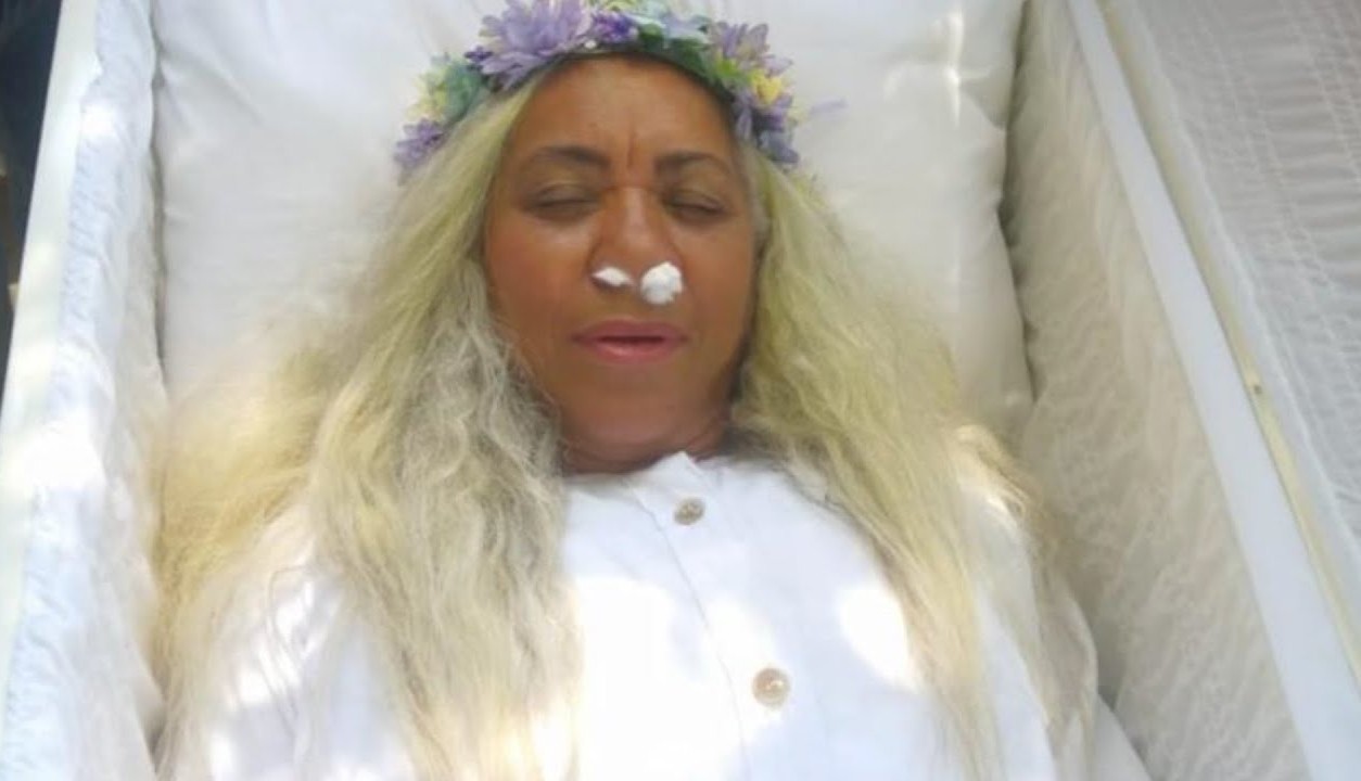 Mujer finge estar muerta para ver cómo sería su funeral