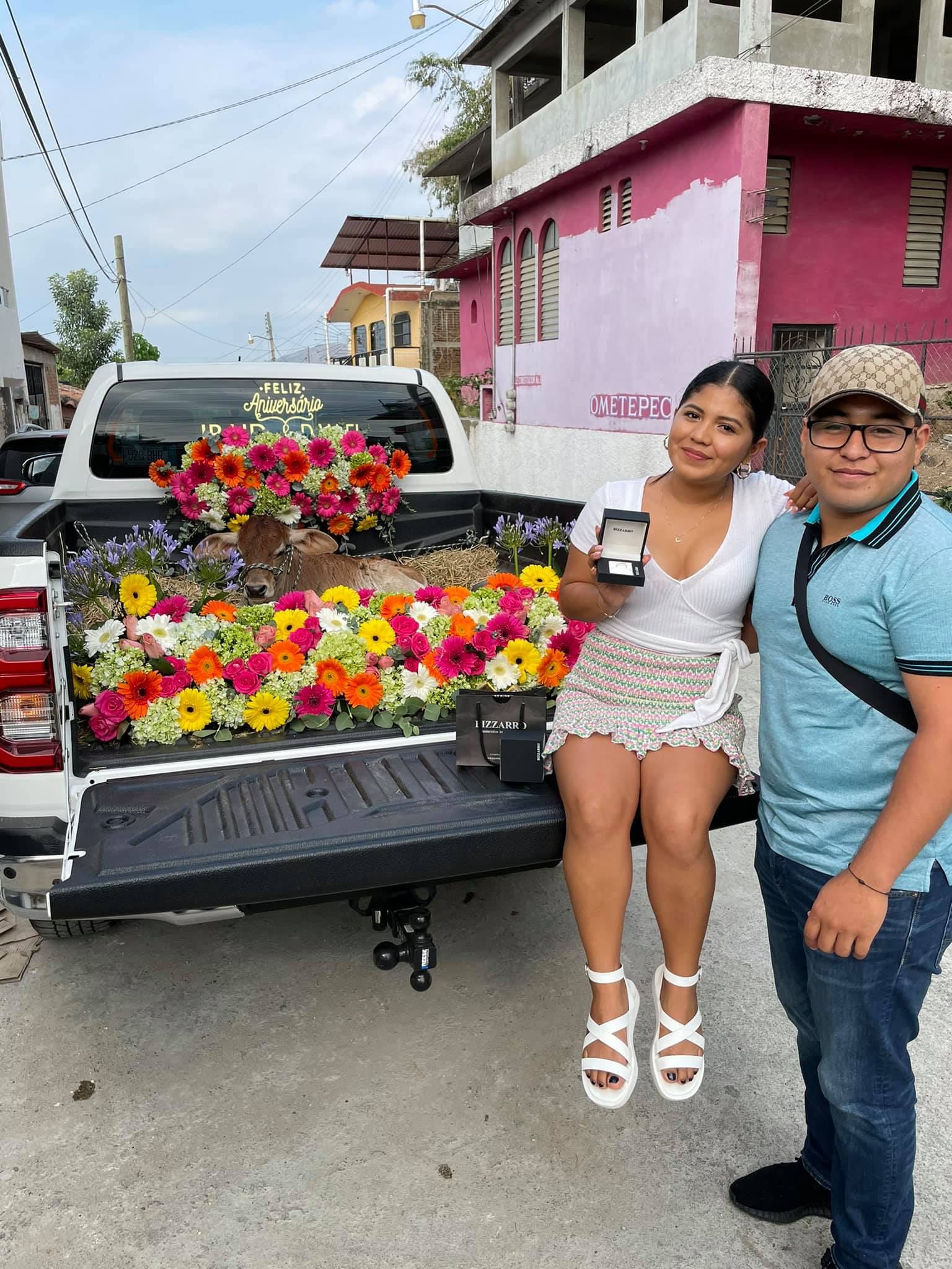 Joven le regala un becerro a su novia por su primer aniversario