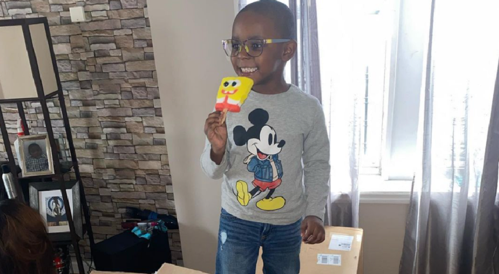 Niño gasta 50 mil pesos de la tarjeta de su mamá en paletas de Bob Esponja