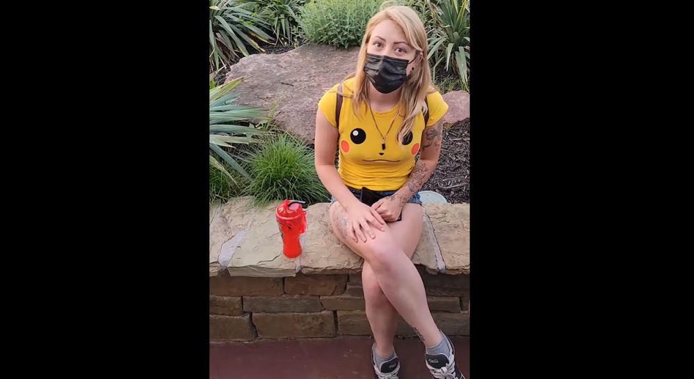 Sacan a mujer de Six Flags por llevar shorts "demasiado cortos"