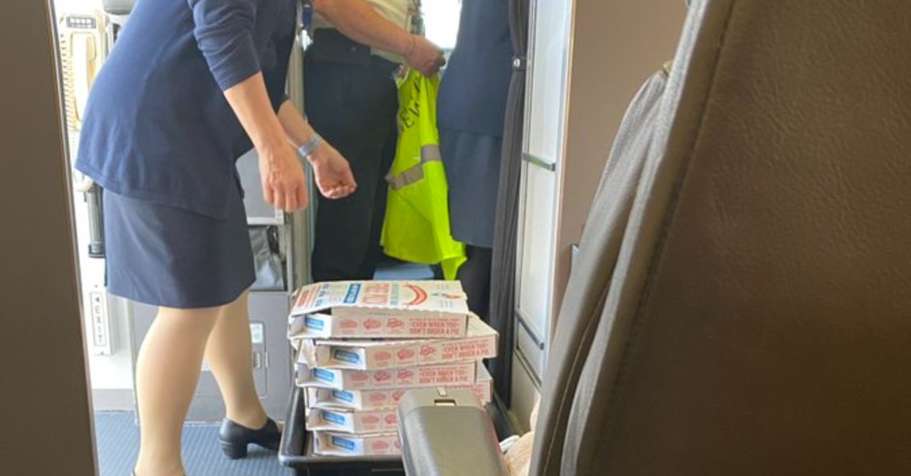 Piloto pide pizzas para todos los pasajeros en recompensa por los retrasos