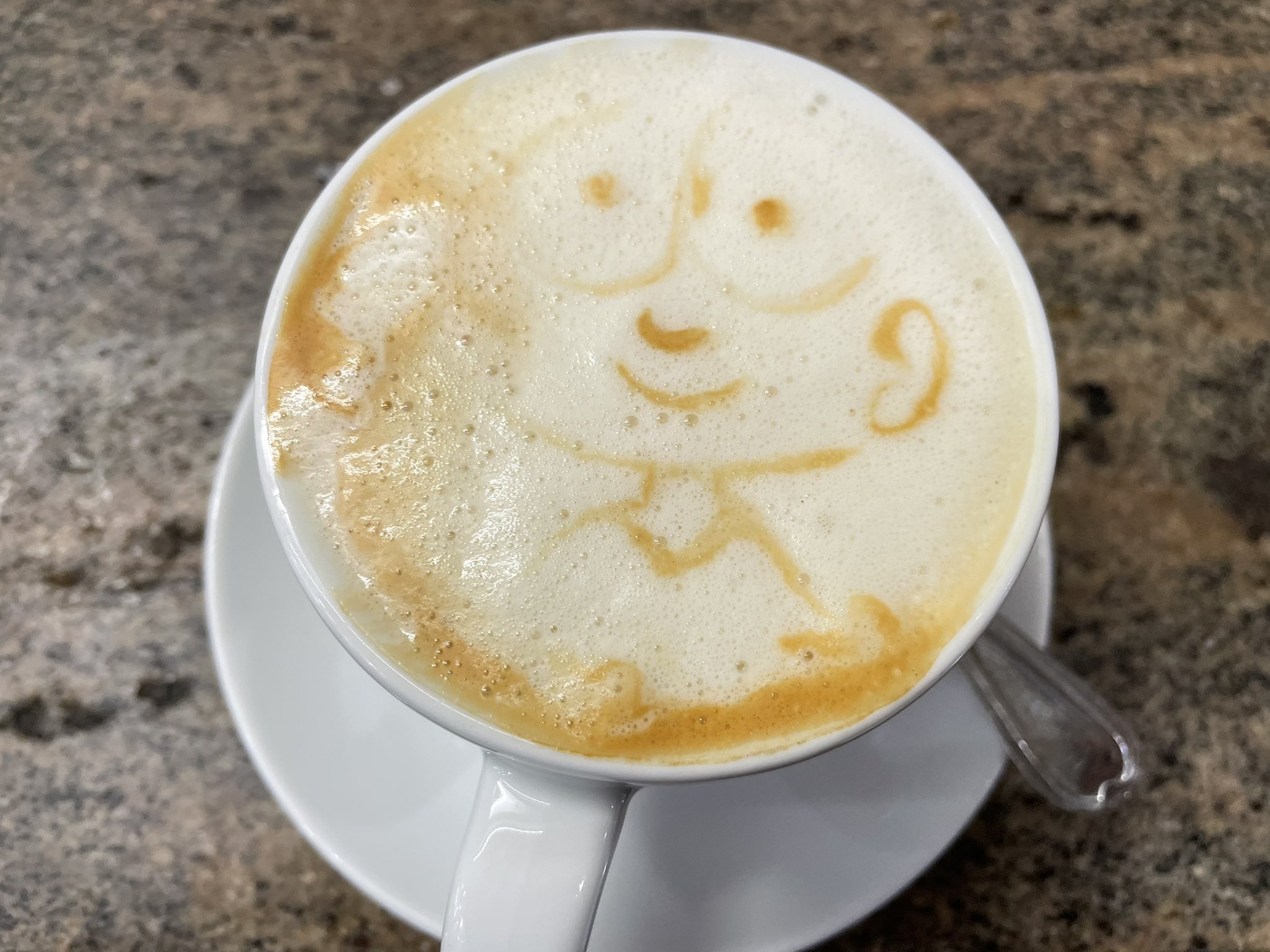 Cafetería cobra un cargo extra a clientes que se tardan en ordenar