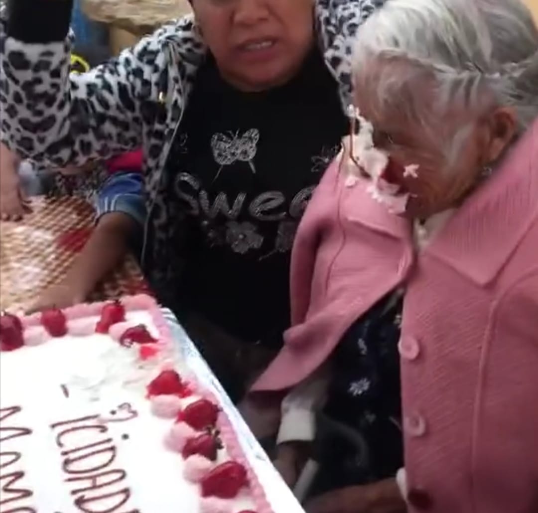 Indigna video de familia empujando a su abuelita contra el pastel