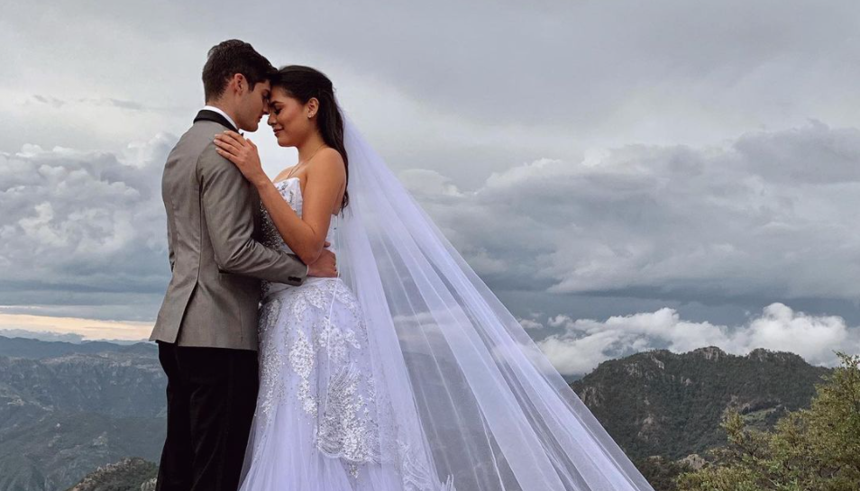 Piden quitarle la corona a Andrea Meza por fotos vestida de novia