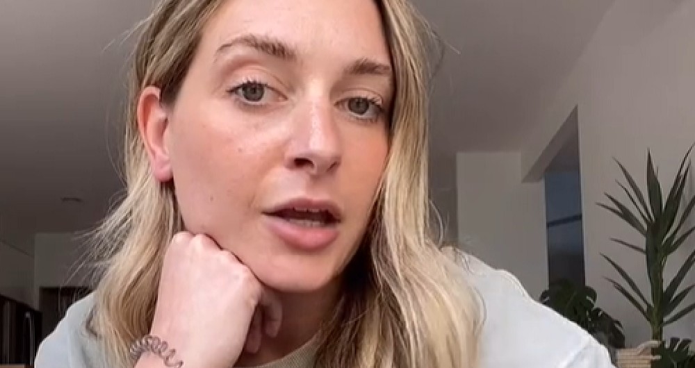 Mamá prohíbe a sus suegros que besen a su hija sin permiso