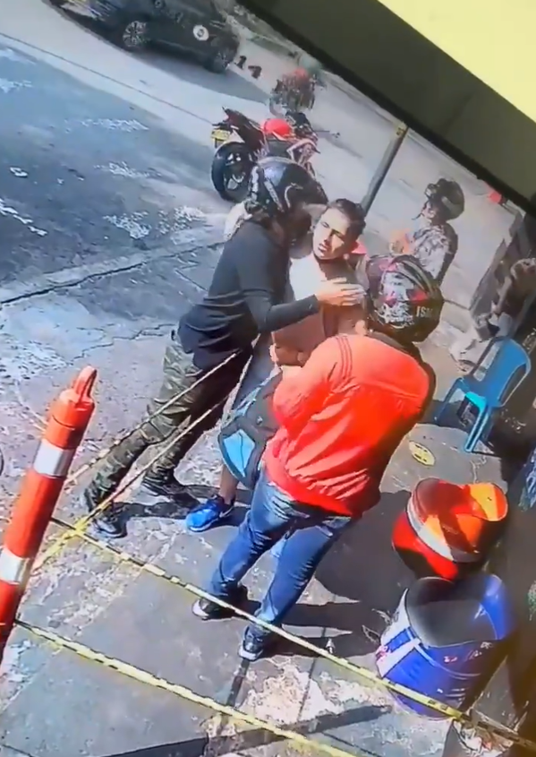 Lo intentan asaltar, pero se quita la mascarilla y ven que es su amigo