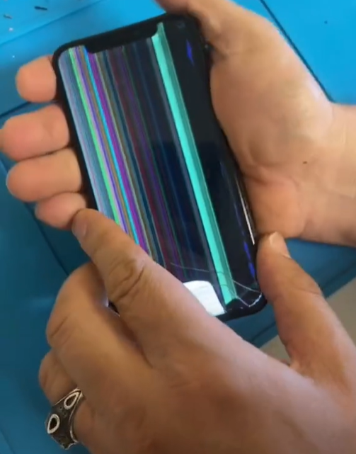 Le paga a técnico para que no repare su celular y no lo revise su esposa