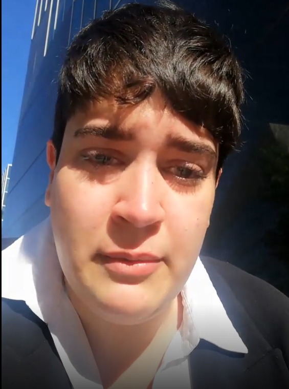 Empresa despide a azafata porque no tenían uniformes de su talla