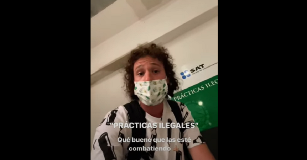 Multan a Luisito Comunica por usar el celular en el aeropuerto