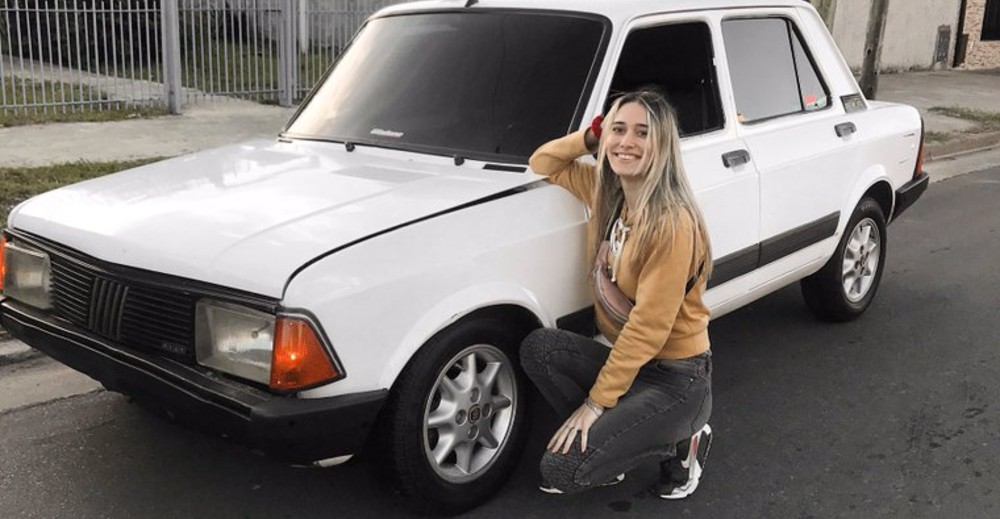 Joven ahorra para comprarse un auto y se mofan porque es modelo antiguo