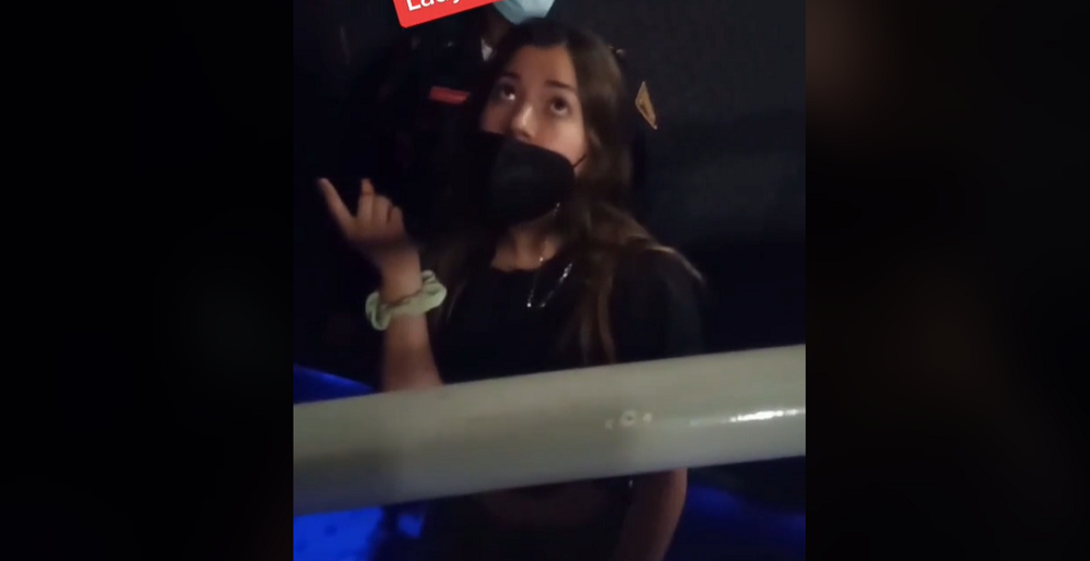 Acusan de acoso a empleado del cine por decirles que bajaran los pies