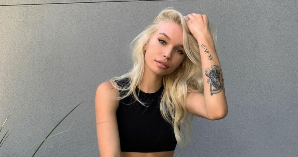 Joven descubre que uno de sus maestros se suscribió a su OnlyFans