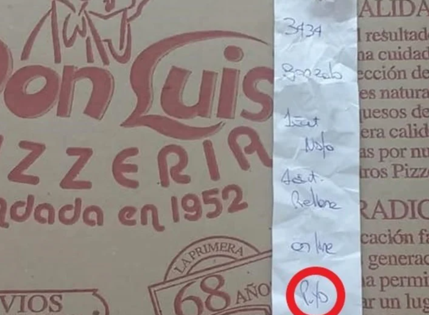 Acusan de homofobia a una pizzería por un joven que leyó mal